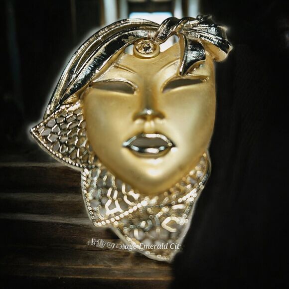 Vtg Mysterious Lady Mask Brooch 3d Hollow Masquerade Pin Matte Retro Gold Tone - Picture 2 of 11